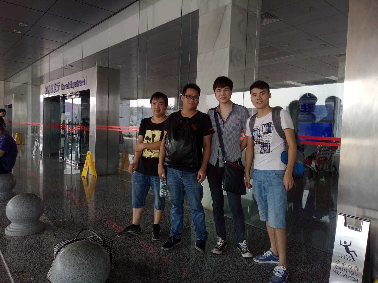 赌圣 鹰 小雨 火海在湛江机场.jpg