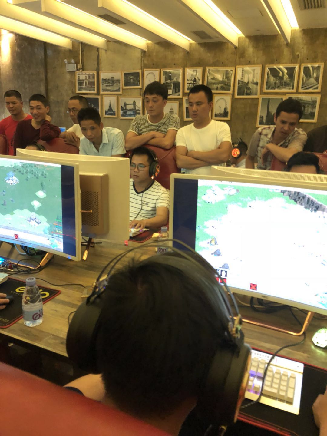 小水鱼长得挺标致的哈，虎哥和雨神在我旁边，对面太多人不好意思过去拍