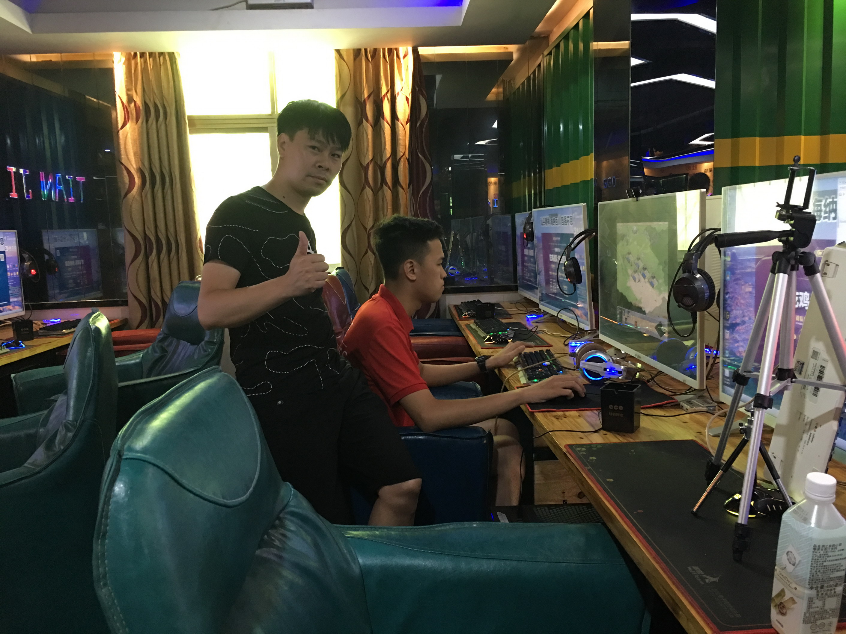 其实我内心是想用中间那个手指的，但为了中越和平，我放弃了我的想法。