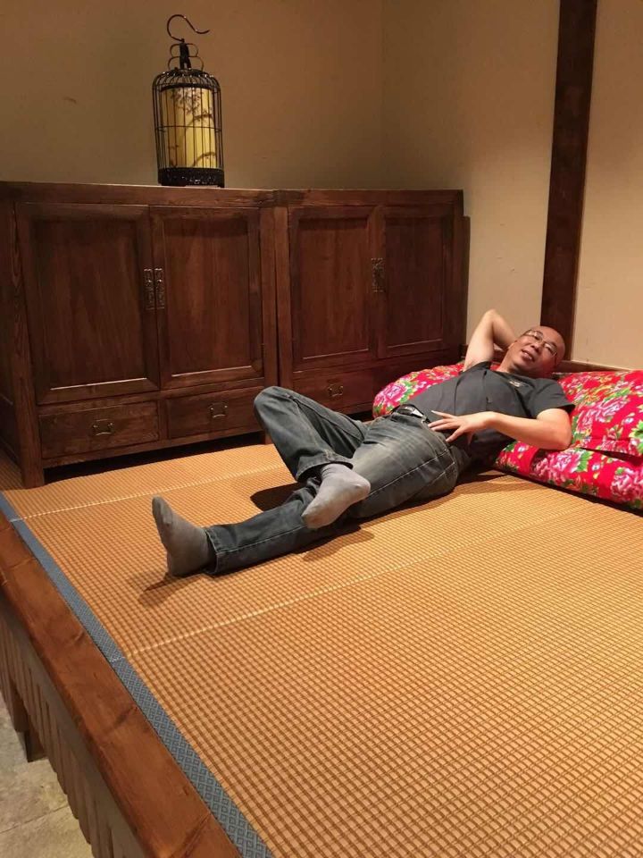 昏暗的灯光中期待着些什么。。。